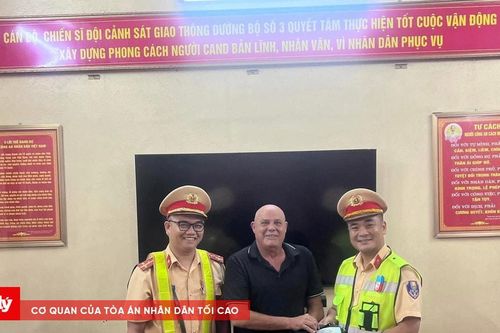 Kịp thời giúp đỡ, trao trả tài sản cho người nước ngoài đánh rơi