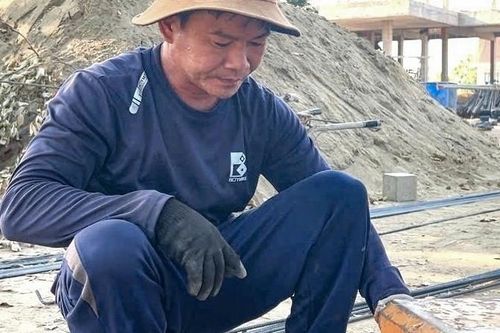 Hàng trăm công nhân vượt nắng hơn 40 độ xây trường cho trẻ vùng biên