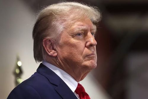 Công ty của Tổng thống Trump bất ngờ rút đơn kiện tờ Guardian