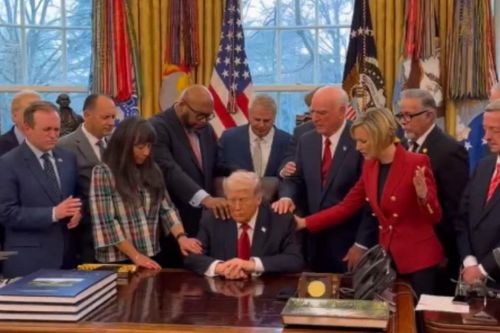 Ông Trump xóa ảnh AI tự ví mình như Chúa cứu thế