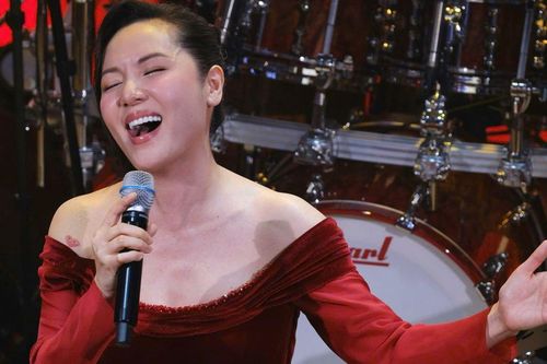 Phương Linh ngẫu hứng hát theo yêu cầu khán giả, dân mạng 'nổi da gà'