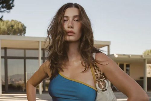 Hailey Bieber diện bodysuit phối màu mang cảm hứng thập niên 80