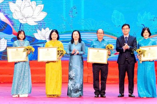 Những 'bông hoa' lao động Thủ đô tiếp lửa khát vọng cống hiến