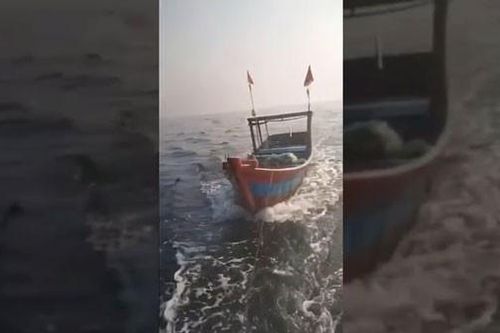 Trôi dạt cả ngày, người đàn ông lái ghe ra biển Tuy Hòa câu cá được giải cứu thành công
