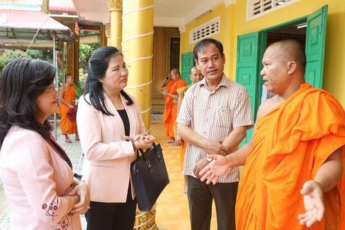 Phó Chủ tịch Hội đồng Dân tộc của Quốc hội Đinh Thị Phương Lan chúc Tết Chôl Chnăm Thmây tại An Giang