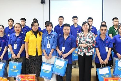 Phó Chủ tịch Thường trực HĐND tỉnh thăm, động viên người lao động trong khu công nghiệp
