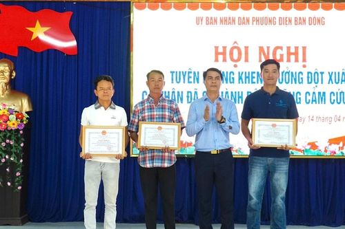 Điện Bàn Đông khen thưởng các cá nhân dũng cảm cứu người đuối nước