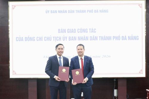 Chủ tịch UBND thành phố Đà Nẵng Nguyễn Mạnh Hùng tiếp nhận bàn giao công việc