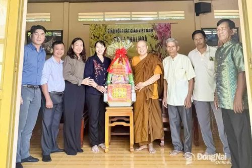 Lãnh đạo Ban Tuyên giáo và Dân vận Tỉnh ủy thăm, chúc Tết cổ truyền của đồng bào dân tộc Khmer