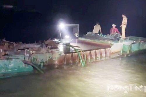 Công an Đồng Tháp bắt 7 phương tiện thủy khai thác, vận chuyển cát trái phép