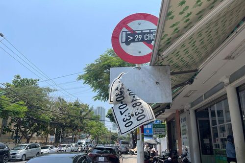 Biển báo giao thông bị bong tróc