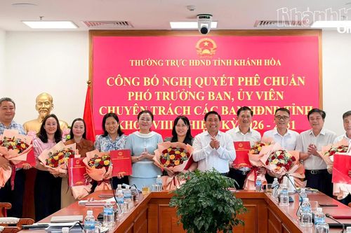 Trao các nghị quyết phê chuẩn Phó Trưởng ban, Ủy viên hoạt động chuyên trách của các ban HĐND tỉnh Khánh Hòa nhiệm kỳ 2026 - 2031