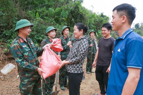Bộ đội nối gần Lân Nóng