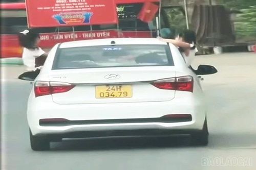 Lào Cai: Một lái xe bị xử phạt vì để trẻ em đu bám cửa xe khi phương tiện đang chạy