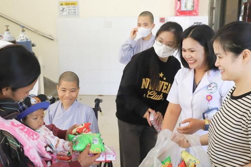 Chia sẻ yêu thương ở bệnh viện vùng khó