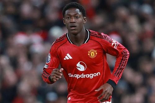 Manchester United 1-2 Leeds United: Hệ thống của Michael Carrick vỡ vụn khi thiếu Mainoo