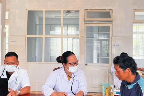 Đạ Tẻh 2 khám bệnh, cấp thuốc miễn phí cho đồng bào dân tộc thiểu số