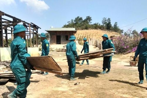Xã Tà Năng hỗ trợ hộ dân bị hỏa hoạn ổn định cuộc sống