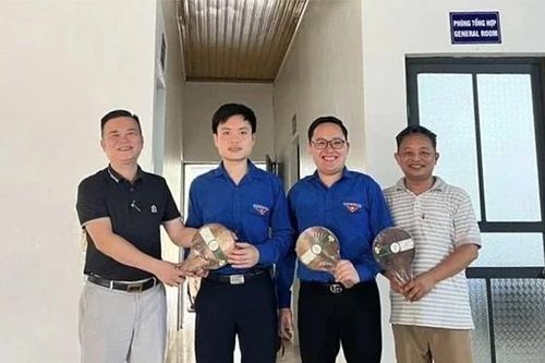 500 chiếc quạt mo cau tặng miễn phí cho du khách dâng hương tại Đền Hùng