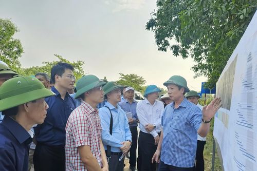 Đồng chí Phó Chủ tịch Thường trực UBND tỉnh kiểm tra tiến độ dự án đầu tư xây dựng Quốc lộ 15D