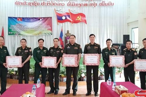 Ban Chỉ huy BĐBP tỉnh thăm, chúc tết lực lượng vũ trang tỉnh Hủa Phăn