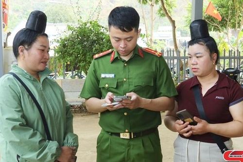 Học Bác bám sát cơ sở, gần dân, vì nhân dân phục vụ