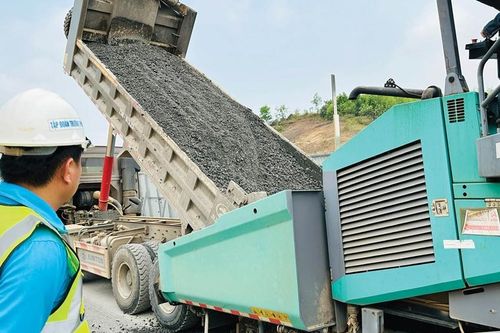 Gỡ khó để đảm bảo tiến độ dự án mở rộng cao tốc Cam Lộ - La Sơn