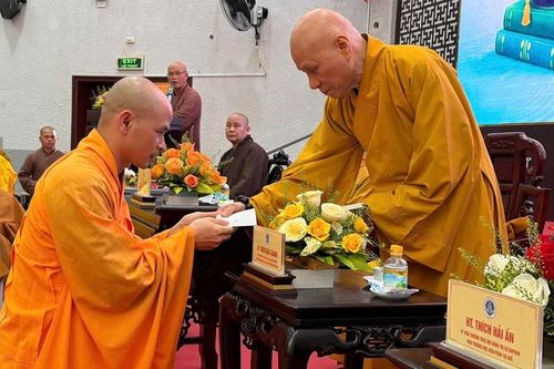 Hội đồng Chứng minh trao học bổng Đức Nhuận đến Tăng Ni sau đại học thuộc Học viện Phật giáo VN tại Huế
