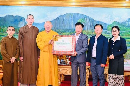 Lào: Ban Trị sự GHPGVN tỉnh Thanh Hóa chúc mừng, tặng quà nhân dịp Tết cổ truyền Bunpimay