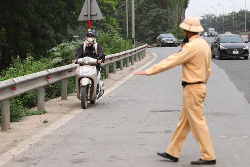 CSGT Hà Nội xử phạt loạt xe máy bất chấp nguy hiểm đi vào đại lộ Thăng Long