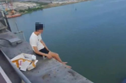 Vĩnh Long: Kịp thời ngăn chặn nam thanh niên ngồi ngoài lan can cầu Cần Thơ định tự tử