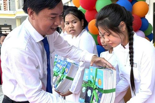 TP Đà Nẵng: Trao tri thức, lan tỏa giá trị nhân văn từ mô hình 'Tủ sách giáo khoa dùng chung'