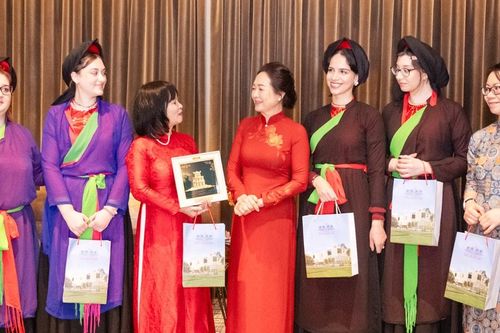 Phu nhân Chủ tịch Quốc hội Trần Thanh Mẫn giao lưu với Hiệp hội Nhịp cầu Văn hóa Italia - Việt Nam