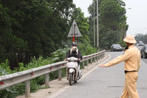 Hà Nội: Liều lĩnh đi xe máy vào cao tốc Đại lộ Thăng Long, hàng loạt tài xế bị xử lý