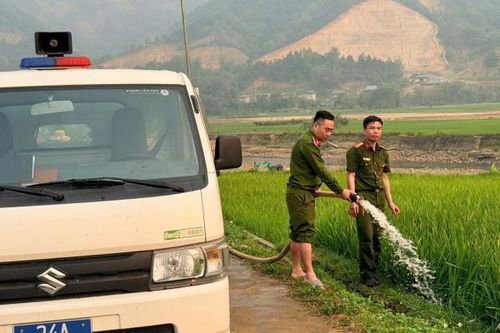 Lào Cai: Công an xã cứu gần 30ha lúa hạn