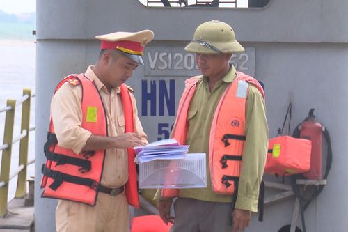 Siết chặt quản lý vận tải sông Hồng trước mùa mưa bão