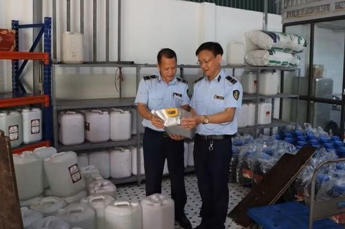Kiểm tra điểm tích trữ 9.000 lít rượu tại Hà Nội