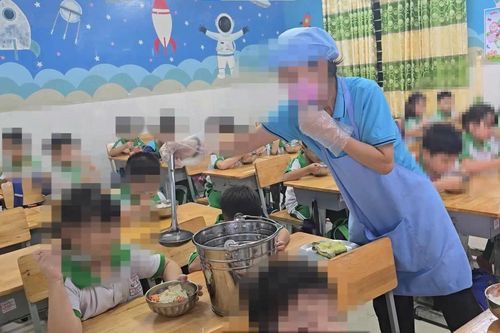 Lá chắn kiểm dịch bếp ăn bị chọc thủng: Cần 'luật hóa' đến số hóa bữa ăn học đường