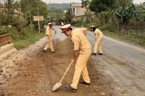 Xử phạt phương tiện chở hàng rời để rơi vãi xuống đường