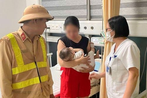 CSGT Hà Nội 'mở đường sống' cho bé 7 tháng tuổi bị khó thở do dị ứng