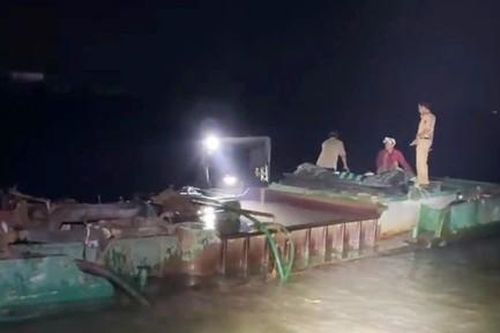 Đồng Tháp: Công an tuần tra trong đêm, truy đuổi bắt giữ 7 tàu thuyền của 'cát tặc'