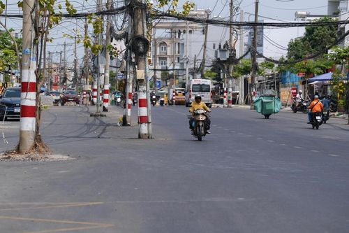 Cột điện án ngữ giữa dự án nghìn tỷ ở cửa ngõ TP.HCM
