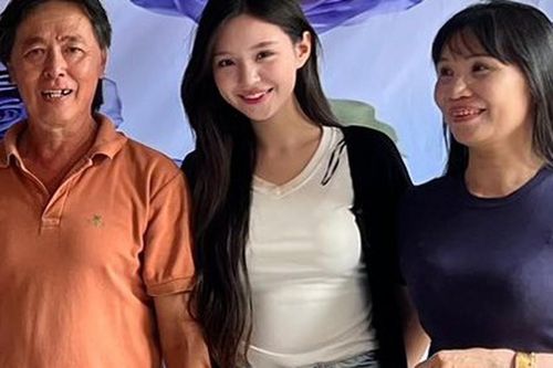 Á hậu Khánh Như về quê sau đăng quang, hình ảnh bố mẹ bán hàng ăn gây chú ý