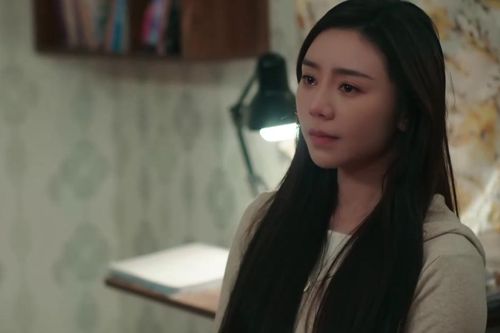 Bất an vì thấy bạn trai cũ đang trong vòng tay cô gái trẻ đẹp
