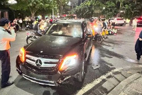 Hà Nội: Xe ô tô Mercedes gây tai nạn liên hoàn trong khu đô thị