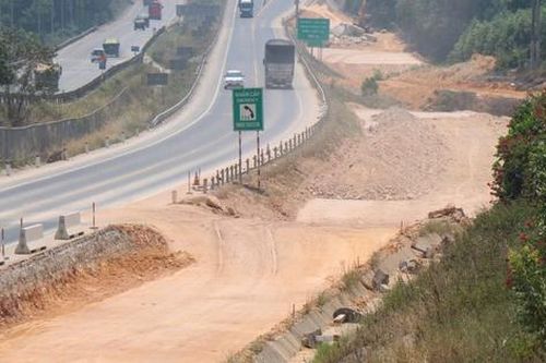 Hàng trăm công nhân miệt mài thi công mở rộng cao tốc Cam Lộ - La Sơn giữa nắng nóng như đổ lửa