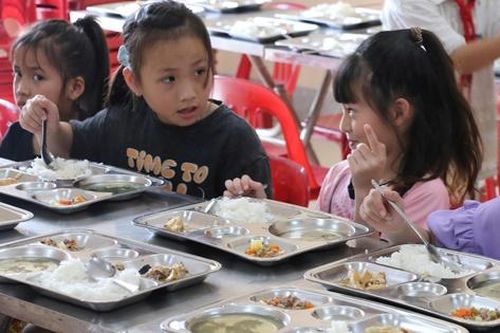 Phụ huynh thấp thỏm sau những bữa 'cơm hộp' ở trường