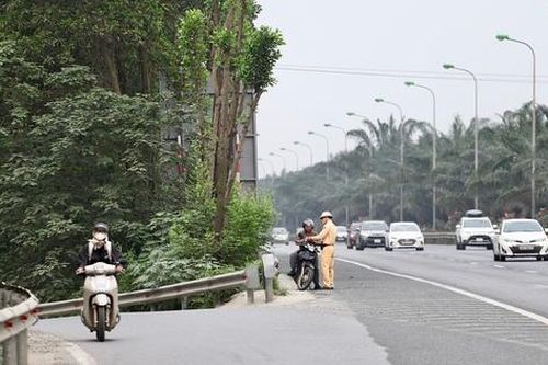 Xe máy 'tranh đường' với ô tô trên đại lộ Thăng Long bị phạt nặng, trừ điểm GPLX
