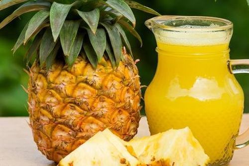 4 nhóm người nên tránh uống nước ép dứa để bảo vệ sức khỏe
