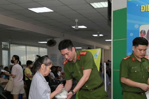 Lan tỏa yêu thương từ những suất cơm 0 đồng